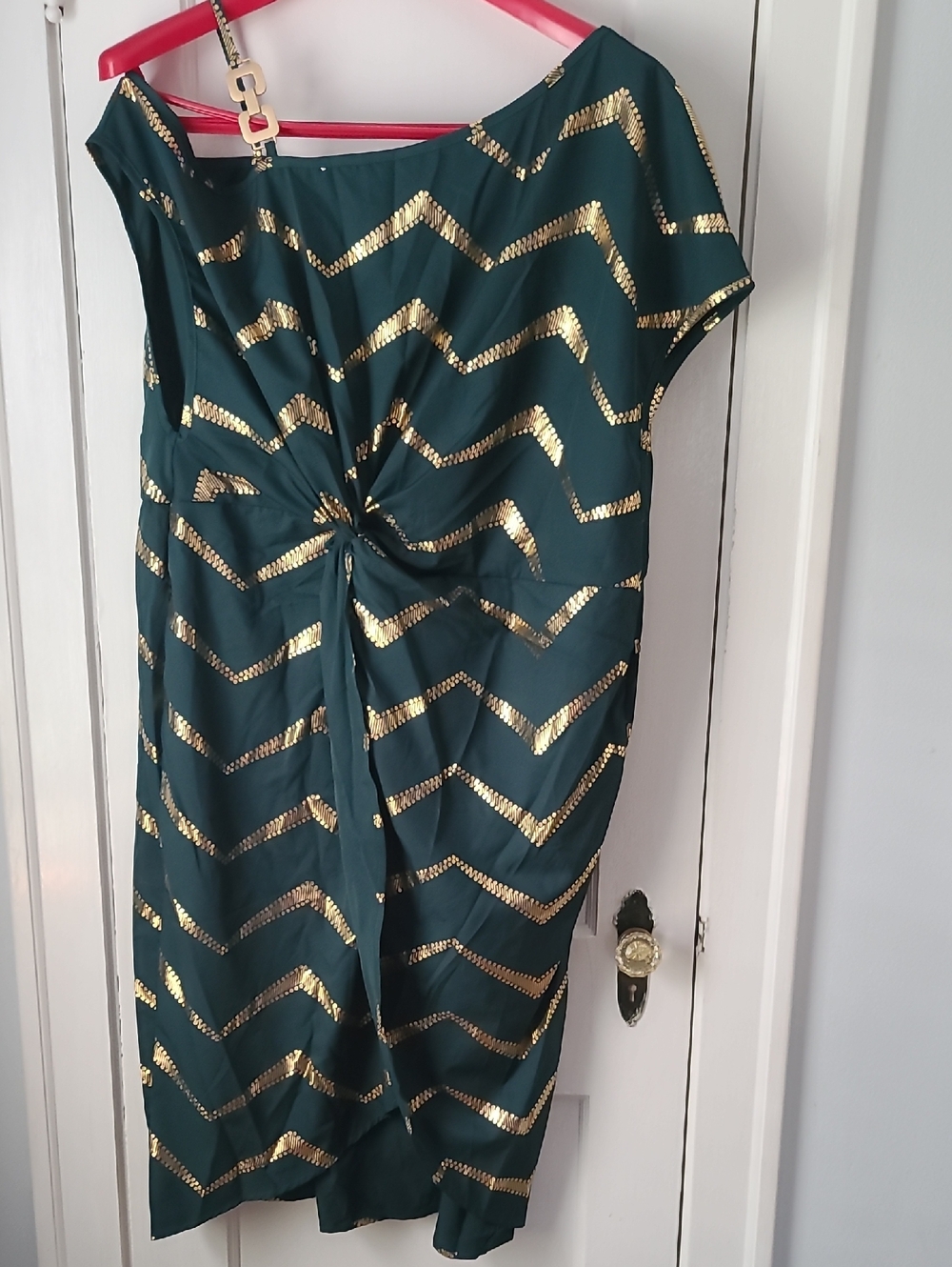 SHEIN Emerald Green One-Shoulder Twist Dress with Gold Chevron